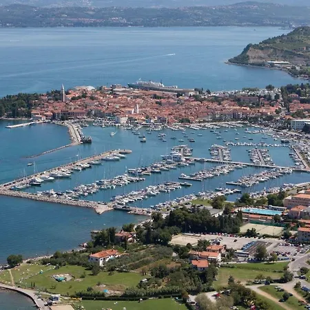 Apartma Ema דירה *